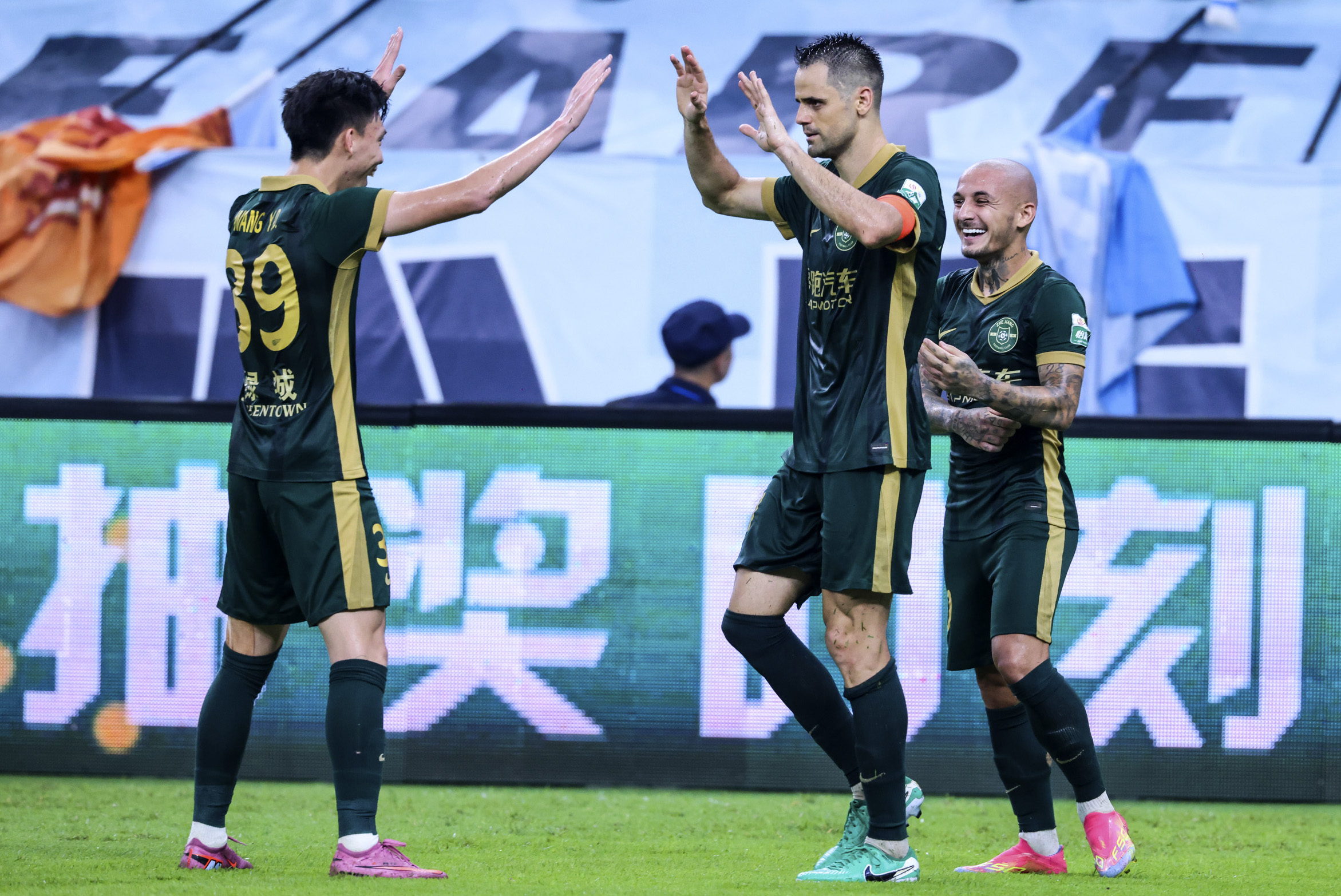 包含大连一方队将与杭州绿城队在足球比赛中交手的词条